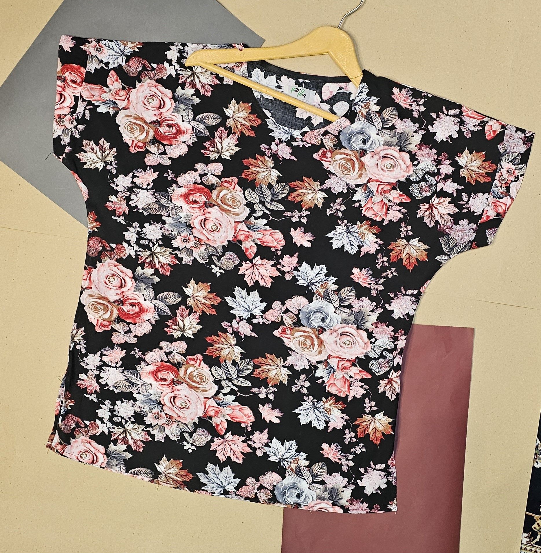 تیشرت  نخی طرح گل رز مشکی