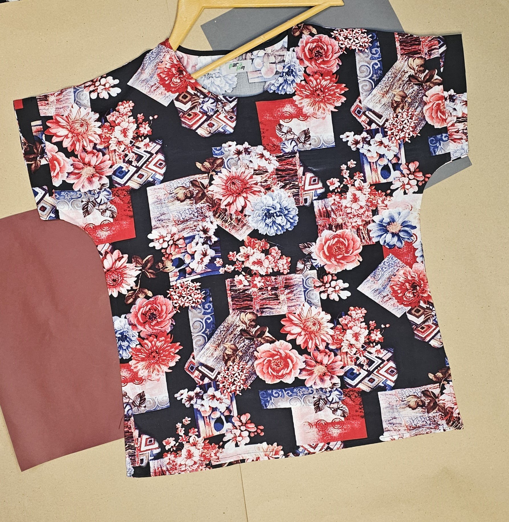 تیشرت  نخی طرح گل آینه قرمز