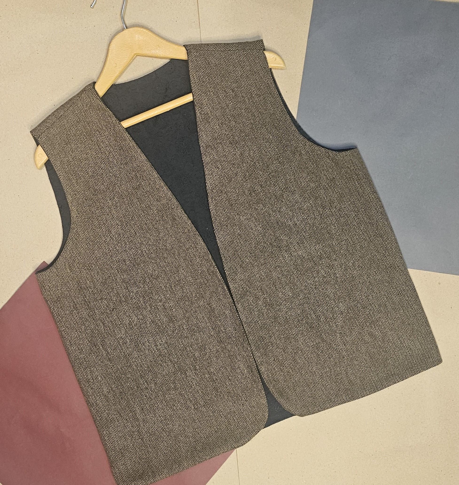 جلیقه  زنانه ژاکارد مشکی طرح گلدان