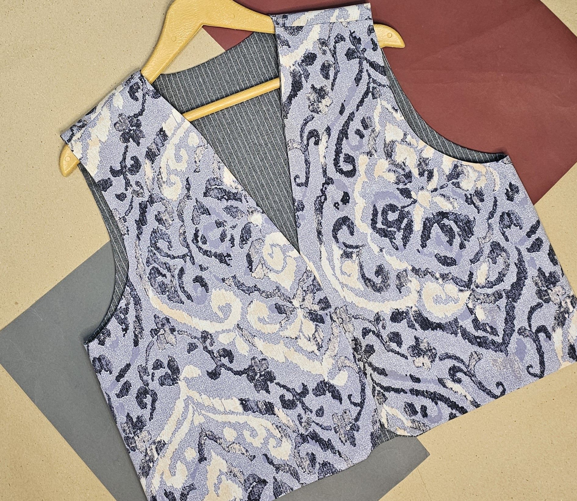 وست زنانه دو رو کتان طرح اسلیمی رنگ خاکستری